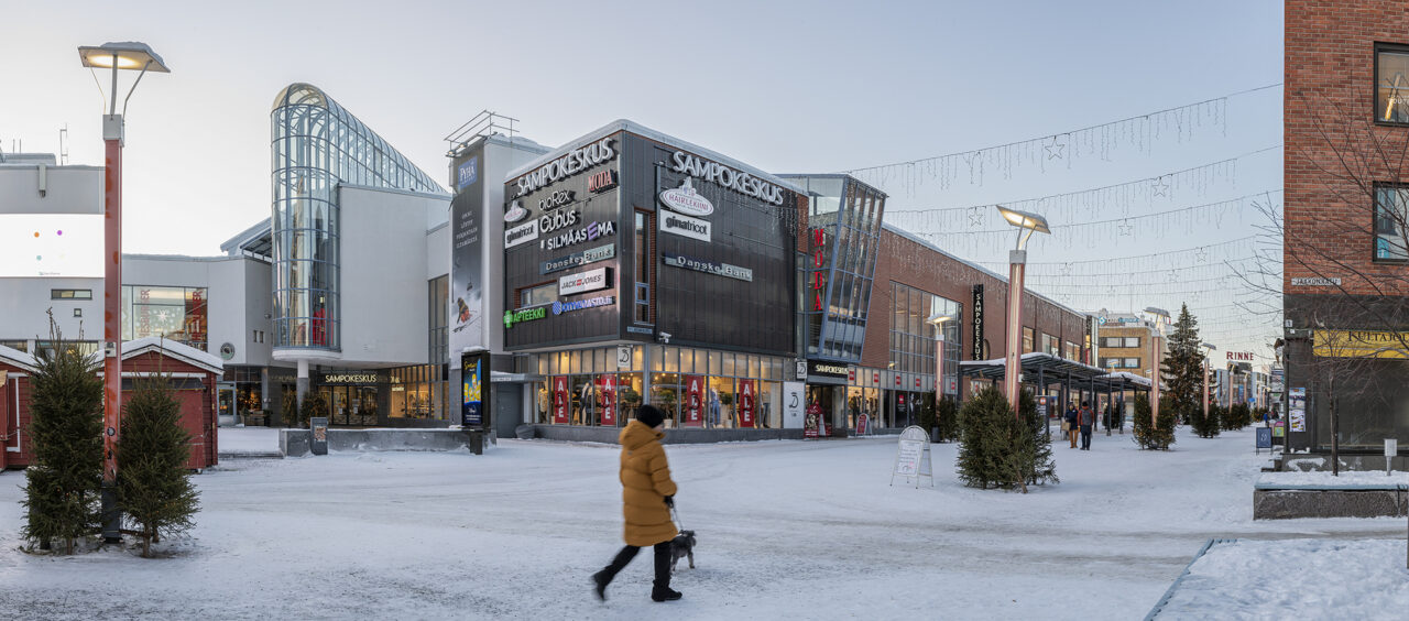 Koiran kävelyttäjä talvisella Lordiaukiolla.