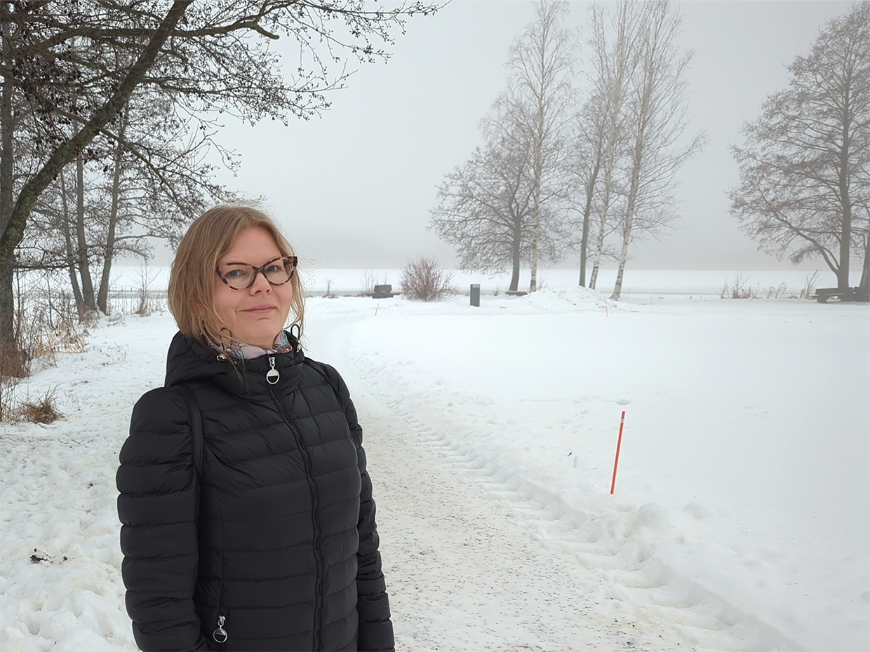 Puolipotretissa Anu Lehikko talvimaisemassa.