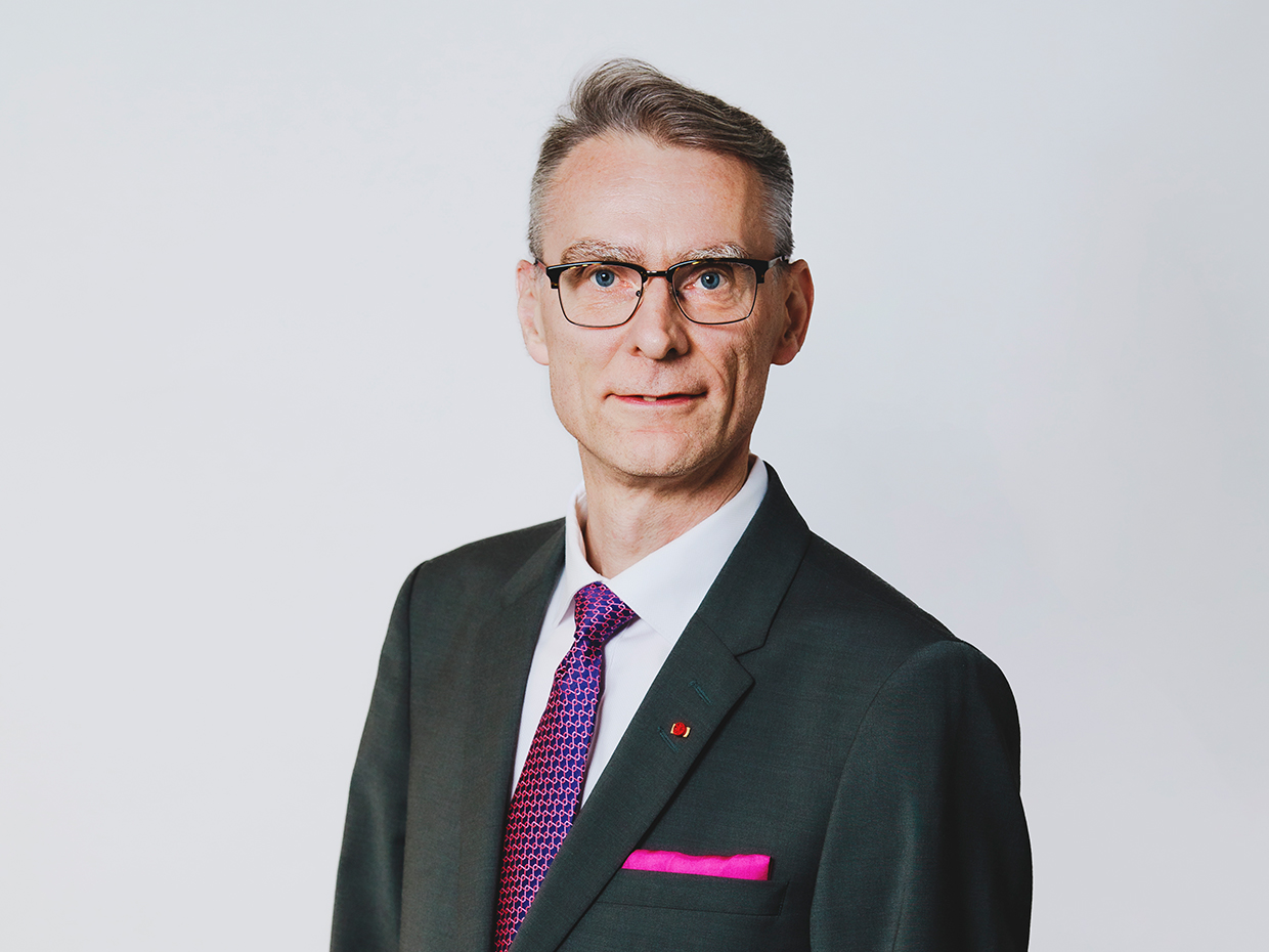 Henkilökuva Tuomas Pöystistä.