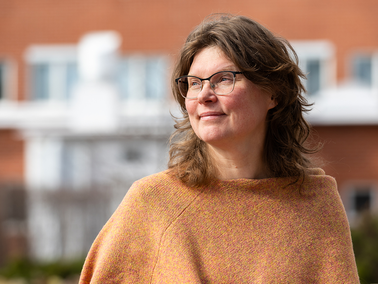 Jonna Häkkilä katsoo kauas itsestään nähden oikealle.