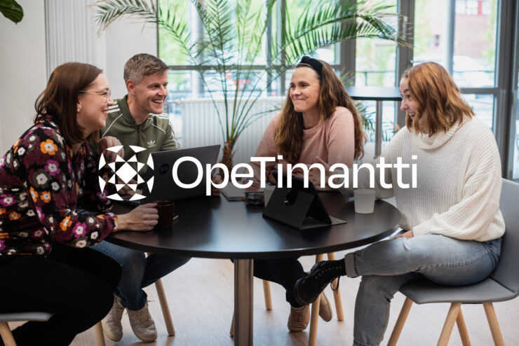 Henkilöitä istumassa pöydän ympärillä. OpeTimantti -hankkeen logo.