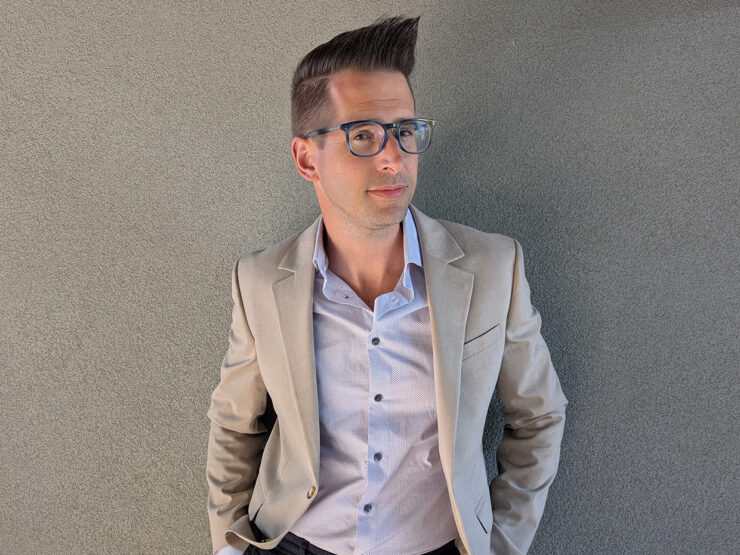 Sean Field taustallaan harmaa seinä.