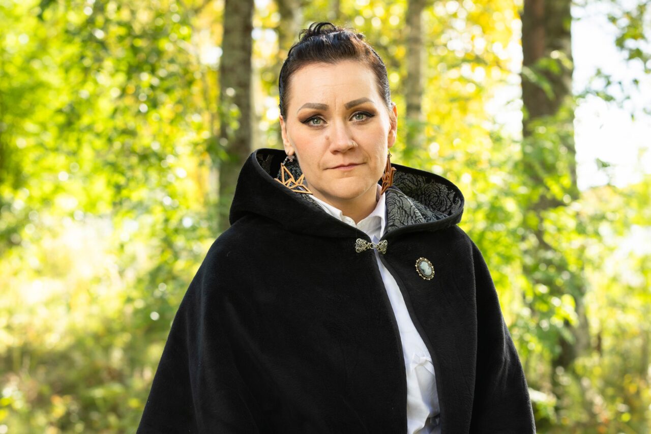 Puolipotretti Anu Harju-Myllyahosta.