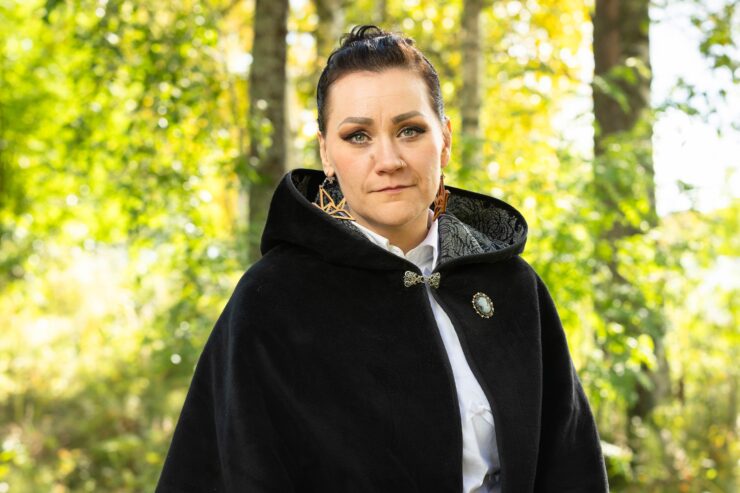 Puolipotretti Anu Harju-Myllyahosta.
