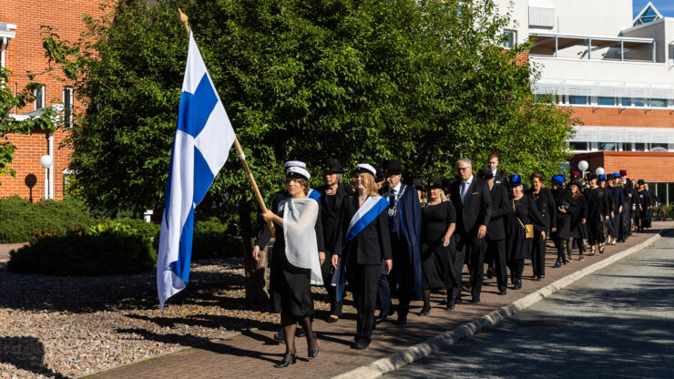 Avajaiskulkue kävelemässä yliopiston edustalla ulkona.