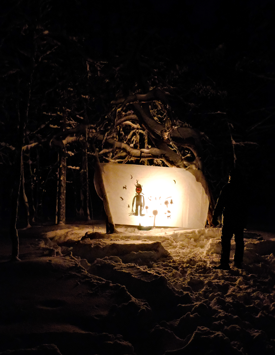 Valoteos lumisessa metsässä.