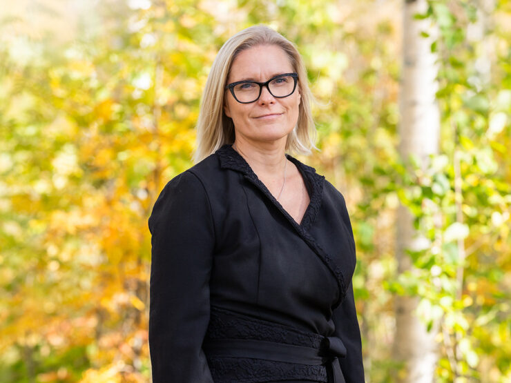 Elina Pekonen syksyisessä metsässä.