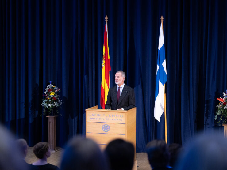 Espanjan kuningas Felipe VI pitämässä puhetta Lapin yliopiston Fellman-salissa.