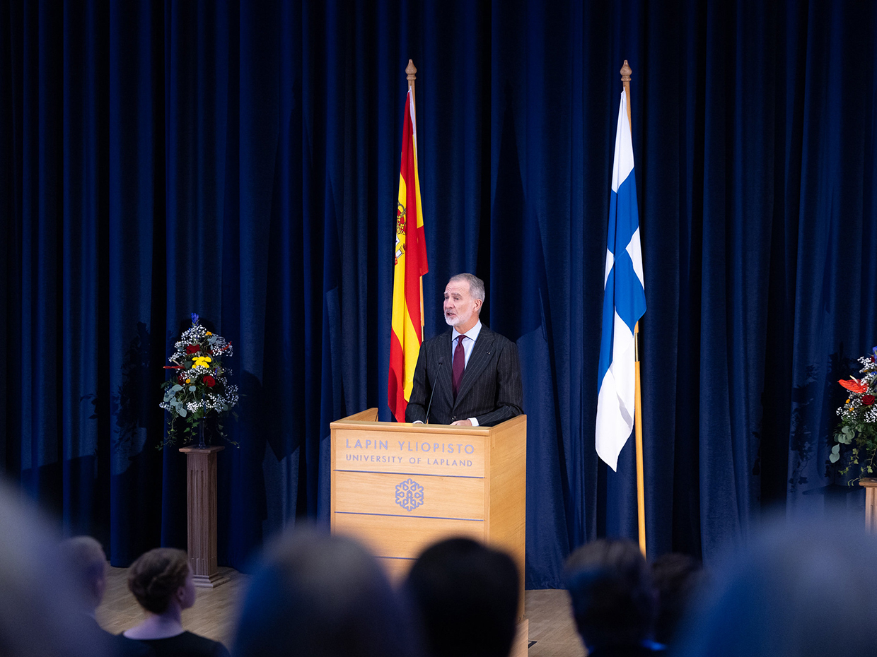 Espanjan kuningas Felipe VI pitämässä puhetta Lapin yliopiston Fellman-salissa.