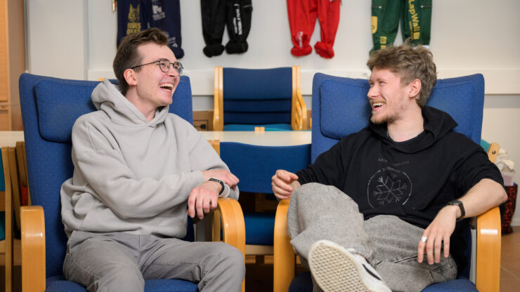 Jussi Jokinen ja Samuel Hertell juttelemassa.