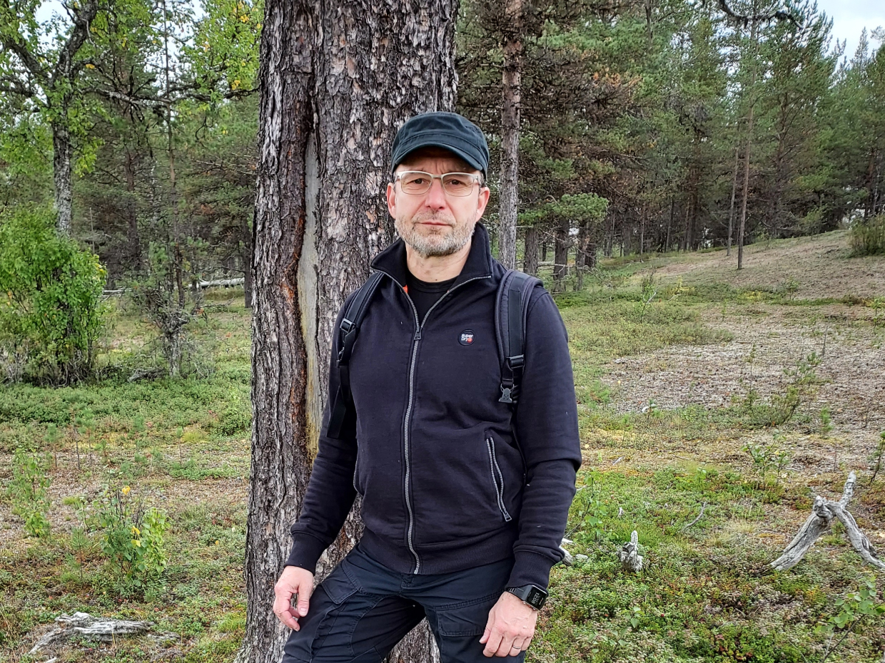 Pasi Rautio kuvattuna kesäisessä metsämaisemassa.