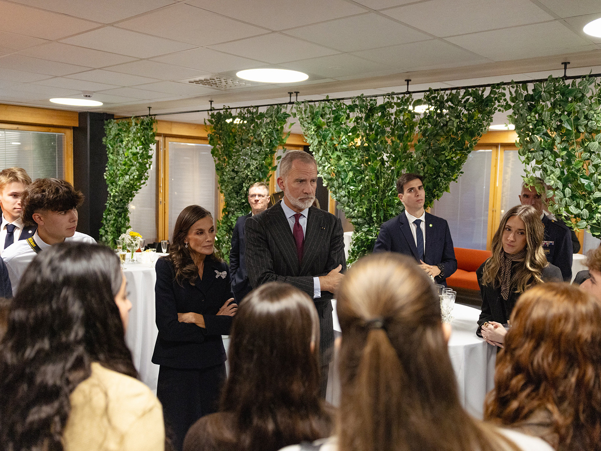 Espanjan kuningaspari keskustelemassa opiskelijoiden kanssa.